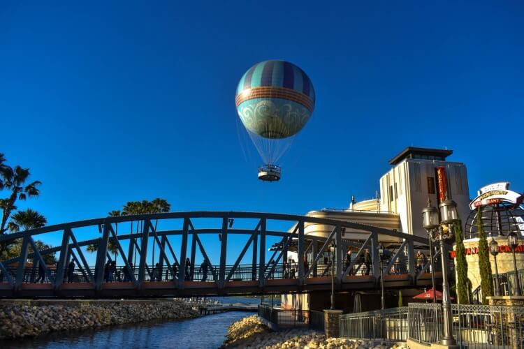 Disney Springs Aéro 30 helium balloon. 