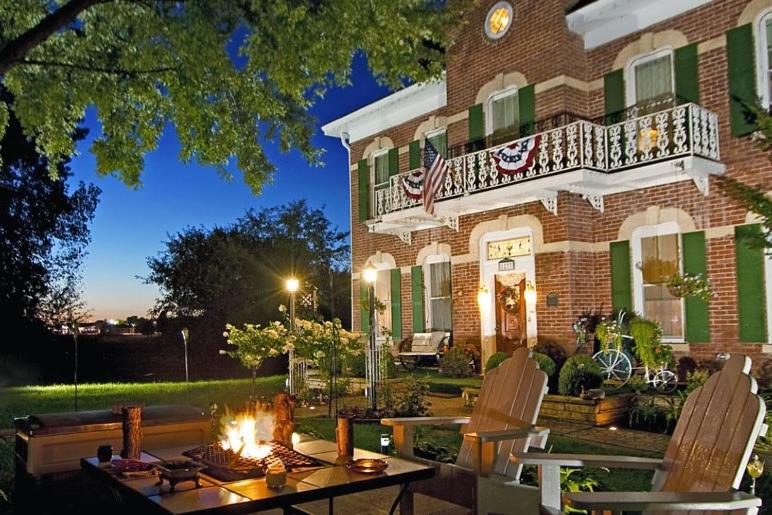 Cloran Mansion Bed & Breakfast-Galina-IL1