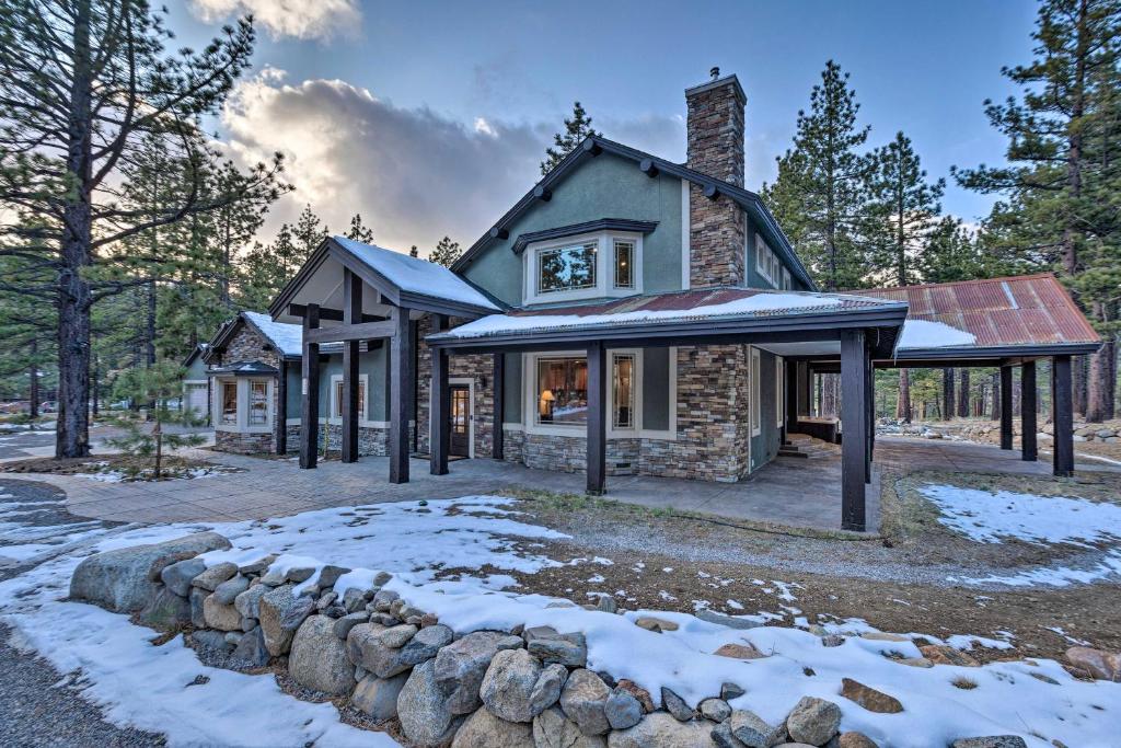 Smooth Reno-Lake Tahoe Retreat, 4 miles from Ski Mount Rose-Reno, Nevada