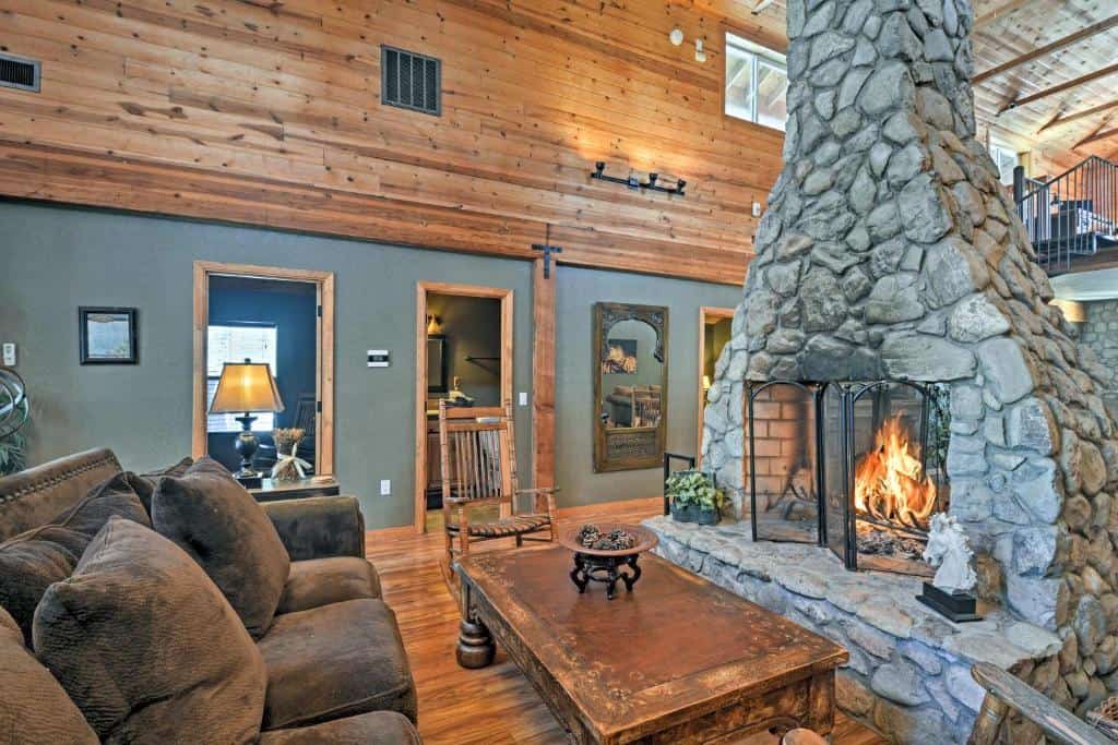 Flagstaff Cabin with 5 acres of fireplace and fire pit-AZ1